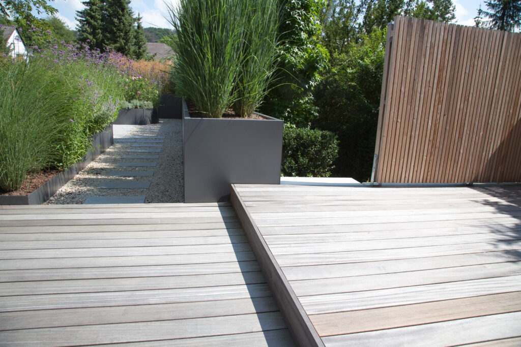 Moderne Terrasse aus Holz in Holzterrasse Panketal